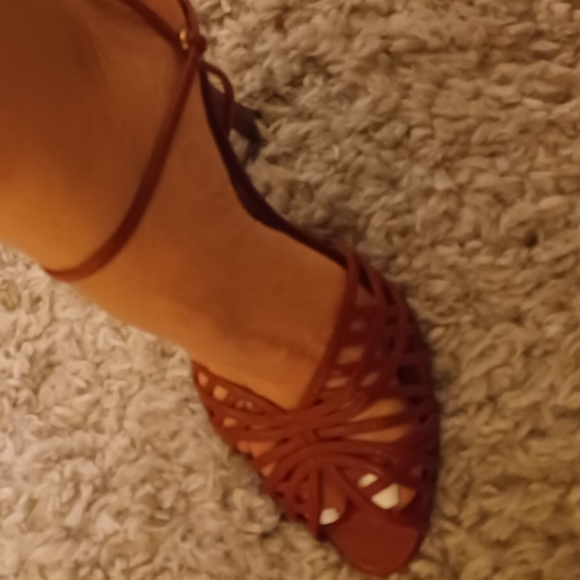 Red Leather 4 inch heels, size 9 - Picture 3 of 3